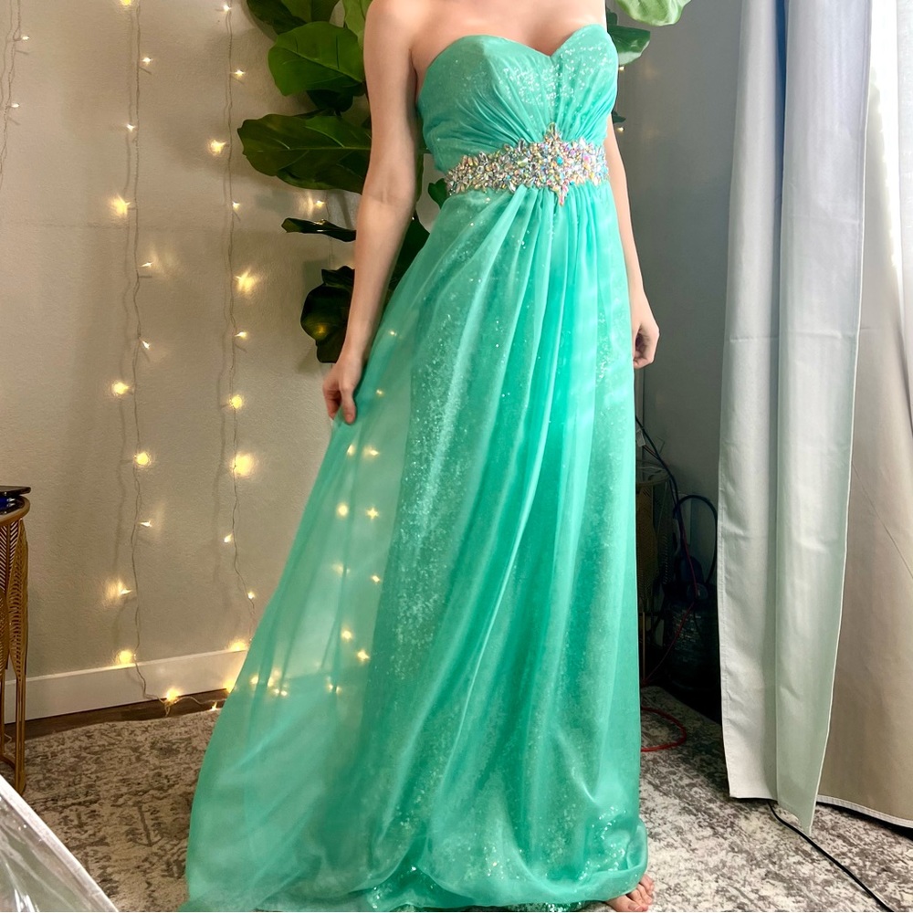 NWT Shimmering Mermaid Jeweled Royalty Gown sz6